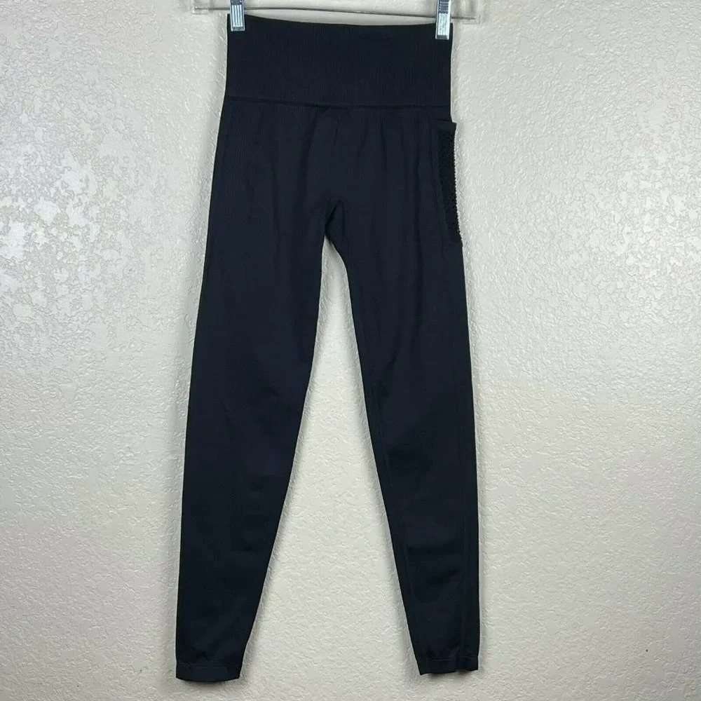 PINK Leggings Women’s Sz XS Cool & Comfy Capri Seamless Pull on Athletic Black